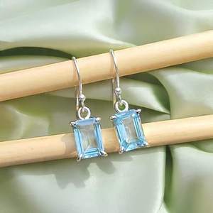 Boucles d'oreilles clous en argent sterling plaqué or avec topaze bleu ciel, design mignon, pierre de naissance de décembre, cadeau élégant pour femme, idéal pour les fêtes - Product Image 1