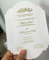 Invitations de mariage personnalisées de fleurs en relief de forme irrégulière Invitations de spectacle de mariée rose typographique en or Invitations de gaufrage