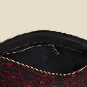 กระเป๋าสตางค์ผ้าบาติกสไตล์วินเทจที่ดีที่สุดจากอินโดนีเซียยาวหนังสังเคราะห์รูปทรงเรขาคณิตแบบมีซิปปิด - Product Image 4