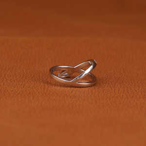 Anillo de Compromiso Chapado en Oro Sólido de 14 Quilates con Certificado IGI, Corte Pera Clásico, Diamante Cultivado en Laboratorio de 0.25 Quilates con Engaste Pavé - Product Image 3