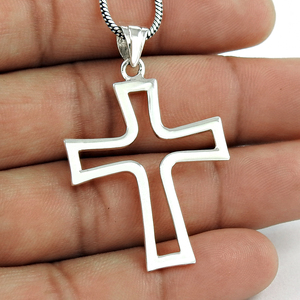 Colliers délicats en argent sterling 925 pour hommes et femmes avec pendentifs en forme de croix catholique chrétienne de luxe fabriqués à la main de conception religieuse - Product Image 1