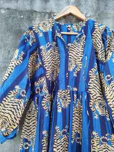 Robe midi en coton bohème Kyra, imprimé à la main, bleu, motif tigre, lien à nouer, robe de détente pour femmes - Product Image 4