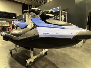 Moto Acuática de Fibra de Vidrio con Motor de 1400 cc, 2 Cilindros, 4 Tiempos, 151-225 HP, Asiento Individual - Product Image 3