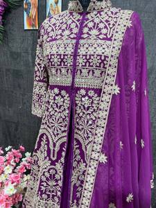 ชุด lehenga ดีไซเนอร์หรูพร้อมงานปักหนาสำหรับงานเลี้ยงงานแต่งงานและงานเฉลิมฉลองโกติ - Product Image 3