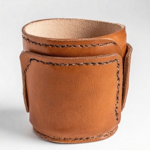 Mini maceta de cuero que ofrece un toque suave de artesanía para estantes, escritorios o mesas que celebran el diseño sutil - Product Image 1