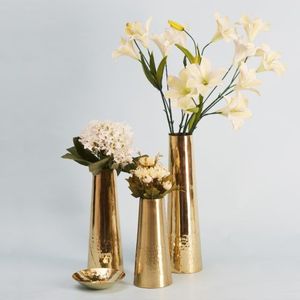 Florero moderno y alto de metal con detalles únicos hechos a mano para elegantes arreglos florales de mesa y estante - Product Image 3