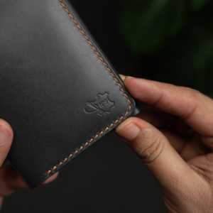 Non. Portefeuille vertical fin 69 Slim, noir et brun, 100% cuir de vachette pleine fleur tanné végétal, garantie 5 ans - Product Image 2