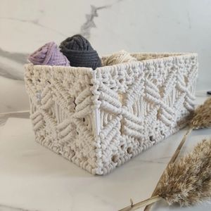 Cesta de almacenamiento de macramé funcional con un diseño bohemio limpio y acabado suave adecuado para lavandería o dormitorio - Product Image 3