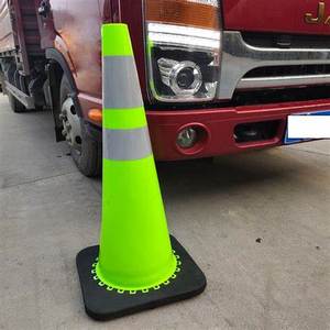 Cône de signalisation routière réfléchissant en PVC de 90 cm avec base noire – Équipement de sécurité routière en gros - Product Image 3