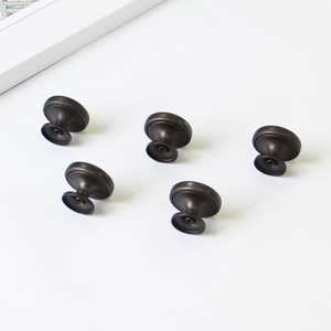 Poignée de tiroir et bouton de meuble contemporains en laiton durable et écologique pour cuisine, salle de bain, chambre, salon, armoire - Product Image 4