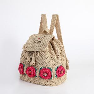 Venta al por Mayor de Mochilas Beige Hechas a Mano con Flores de Crochet, Personalizables, para Uso Diario, para Mujer - Product Image 1