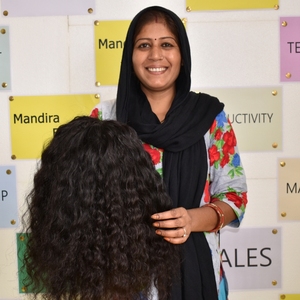 100% paquets vierges bruts bouclés de couleur naturelle non traitée Extensions de cheveux humains indiens du Temple alignés sur les cuticules - Product Image 3