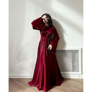 Elegante Vestido de Satén con Corte en A para Mujeres y Niñas, con Cintura Imperio, Escote Corazón, Diseño Cruzado y con Lazos, y Estampado - Product Image 1