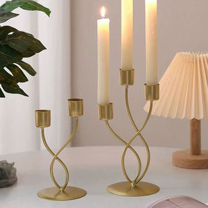 Candélabre à tige torsadée dorée contemporain pour des présentations de table élégantes. Disponible aux prix de gros. - Product Image 1