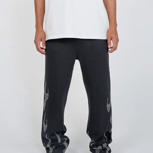 ชุดวอร์มผู้ชายมีฮู้ดประดับเพชรเทียม สำหรับฤดูหนาว ปี 2025 คุณภาพสูง ผลิตจากผ้าฝ้าย 100% เป็นมิตรกับสิ่งแวดล้อม ผลิตในปากีสถาน บริการ OEM จากผู้ผลิตที่ดี - Product Image 1