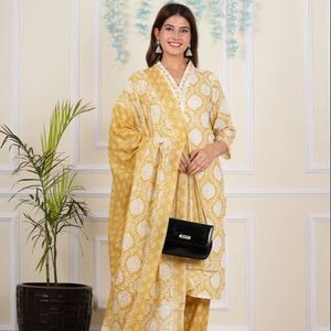 Conjunto de Kurta Recta de Algodón Cambray con Estampado Floral Amarillo para Mujer, con Cuello en V y Mangas 3/4, Estilo con Pantalón Estampado y Dupatta - Product Image 1