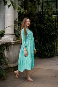 Vestido Miya Estampado a Mano, Algodón Puro, Estilo Bohemio, Floral, Casual, Hecho a Mano, Moda Ética, Turquesa Blanco - Product Image 4