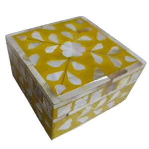 Beauté intemporelle d'incrustation de nacre. Délicatement fabriquée à la main, sa surface est ornée d'une décoration florale jaune vibrante - Product Image 1