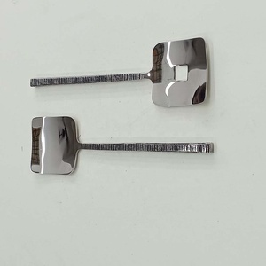 Ensemble de cuillères et fourchettes argentées en acier inoxydable, personnalisé avec un design de coupe plate, manche d'ombrage noir, ensemble de serveurs à salade modernes - Product Image 1