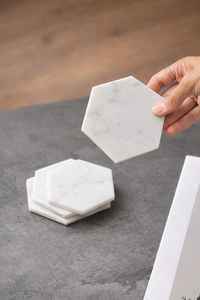 Juego de Cuatro Posavasos de Mármol Hechos a Mano, Decoración Minimalista Moderna de Lujo para el Hogar, Regalo Perfecto para Ella y Él - Product Image 3