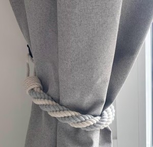 Attache de rideau en corde de coton gris et blanc, quatre brins torsadés, fait à la main - Product Image 1