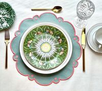 Sets de table classiques en lin brodé avec détails vintage, emballés en carton durable pour les espaces repas modernes