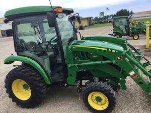Tracteur John Deere 3039R de qualité supérieure, modèle 2022, avec cabine, transmission MFWD, chargeur 320R, prise de force centrale, idéal pour petites exploitations agricoles et vergers, matériel agricole à vendre. - Product Image 5