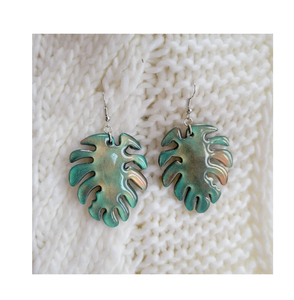 Boucles d'oreilles élégantes en résine, design de luxe, utilisation pour fêtes de Noël, soirées, bijoux tendance en résine à vendre - Product Image 6