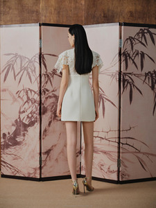 Robe mini élégante en dentelle florale de marque locale, OEM ODM Vietnam, Robe ivoire Lotus Blanc, Col en V avec fleur en dentelle - Product Image 3