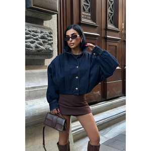 Chaqueta vaquera azul marino para mujer con detalles plisados - Product Image 2