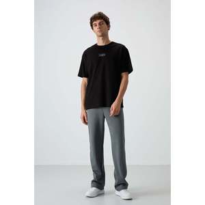 เสื้อยืดพิมพ์ลายโอเวอร์ไซส์สีดำสำหรับผู้ชาย Air Jones ผลิตจากผ้าคอตตอนผสมเนื้อหนา เหมาะสำหรับสวมใส่ลำลองสไตล์สตรีทแวร์ - Product Image 3