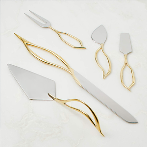 Juego de servidor de pastel de boda curvo dorado moderno Juego de pastel de boda grabado para fiesta de cumpleaños y evento a precios al por mayor de La India - Product Image 1