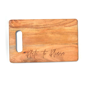 Tabla de cortar de madera artesanal con acabado liso, ideal para servir queso, pan y aperitivos durante las fiestas - Product Image 2