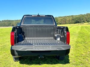 2022 para Toyota Tundra V8 FWD Drive usado con asientos interiores de cuero oscuro dirección izquierda portaequipajes de aleación de aluminio - Product Image 4