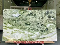 Pierre verte translucide, marbre irlandais Connemara, jade vert, cèdre des neiges du Nord, comptoir d'îlot de cuisine en marbre et carreaux muraux