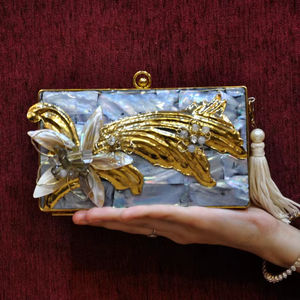 Bolso de mano de lujo con incrustaciones de nácar y borlas metálicas florales doradas para bodas, fiestas y eventos nupciales. - Product Image 1