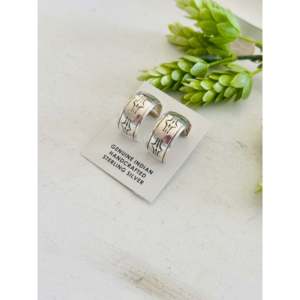 Boucles d'oreilles créoles en argent sterling faites à la main par des artisans Navajo, bijoux culturels de collection - Product Image 3