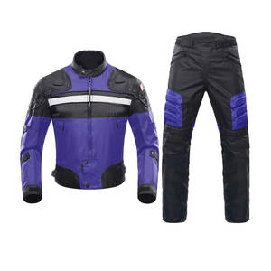 Montar audaz y seguro Traje de moto de cuero de dos piezas Descubra comodidad duradera con un traje de moto de cuero - Product Image 1