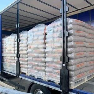 Granulés de biomasse en bois de pin de haute qualité, diamètre 8-10 mm, densité 99, 4300 calories, prix compétitif, briquettes de bois de chauffage, copeaux en sac - Product Image 1