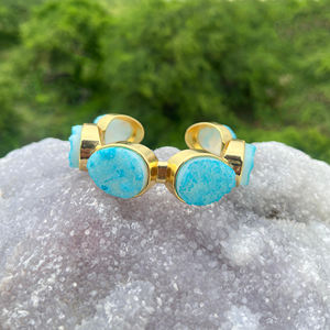 Bracelet ajustable en laiton massif plaqué or 18 carats avec agate bleu ciel cristalline et druzy de sucre, manchette ouverte tendance, vente en gros - Product Image 4