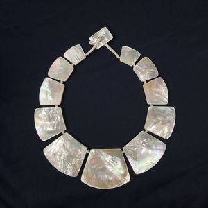 Collar de nácar ecológico Elegancia atemporal clásica con materiales sostenibles Símbolo religioso cristiano - Product Image 3