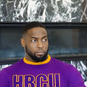 HBCU istruito in oro viola ciniglia ricamato Tee Omega greco Life abbigliamento Custom cotone confraternita T Shirt uomo - Product Image 2