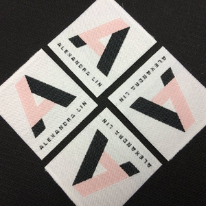 Étiquettes tissées de vêtements personnalisées Étiquettes volantes en satin du fabricant Logo de marque de vêtement en polyester gaufré Coton imprimé - Product Image 5