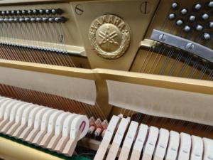 เปียโนยามาฮ่า W108BS สีแดง รุ่นญี่ปุ่น สีมะฮอกกานี เปียโนมือสอง ระบบกลไกที่ราบรื่นและดีไซน์คลาสสิก - Product Image 5