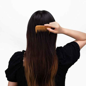 Peine de Madera de Dientes Anchos Antiestático, de Madera de Sándalo, Ajustable, Hecho a Mano, de Forma Rectangular, para Cabello Rizado, con Logotipo Personalizado - Product Image 1