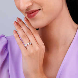 แหวนเงินสไตล์พิเศษพร้อมฝังเพชรโมอิสกลมคู่กับการชุบโรเดียม18K ทนทานสำหรับผู้หญิงสมัยใหม่ - Product Image 2