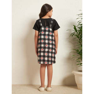 Robe salopette en coton à carreaux et imprimé cœur pour filles Bugandbees avec t-shirt noir, longueur genou, coupe trapèze, tenue décontractée d'été pour enfants - Product Image 4