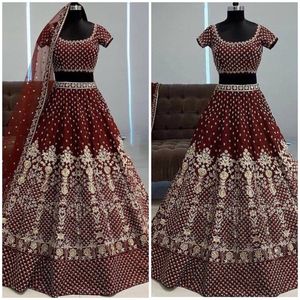 Vêtements brodés indiens et pakistanais les plus vendus Lehenga Choli pour femmes broderie en soie satinée Lehenga - Product Image 3