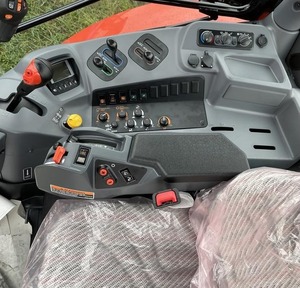 FOURNISSEUR DE CHARIOTS ÉLEVATEURS KUBOTA SÉRIE M6 M6-111 4x4 AVEC BOÎTE DE VITESSES INTELLI-SHIFT 24 VITESSES ET CHARGEUR LA1955 AVEC 2 - Product Image 4