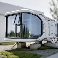 Capsule spatiale modulaire pour stations balnéaires avec fenêtres panoramiques et design surélevé